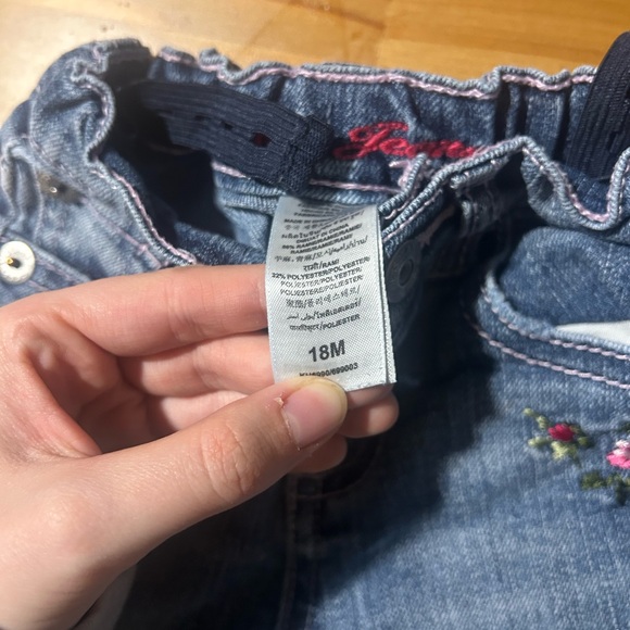 Toddler GUESS floral embroidered jeans - Picture 2 of 3